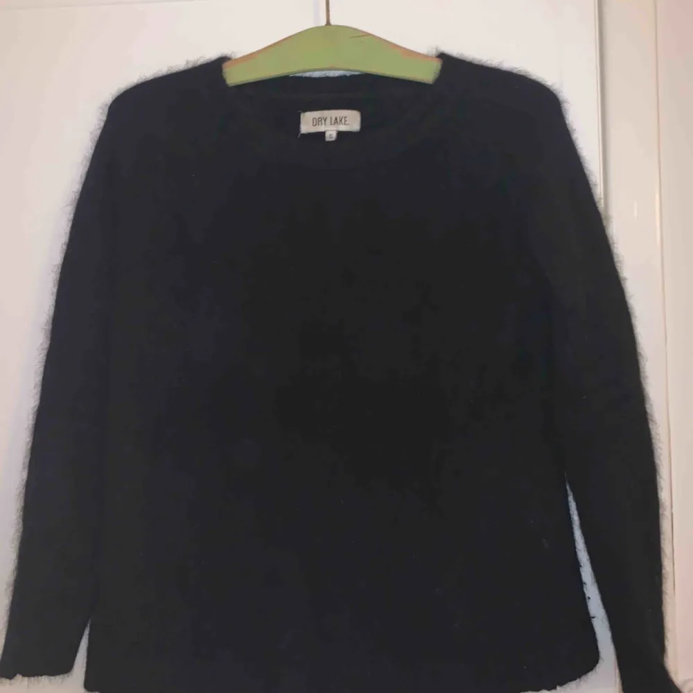 Fluffig svart tröja från DryLake. Ny pris ca 700. Tröjor & Koftor.