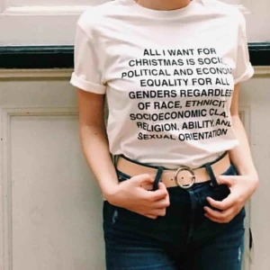  - Gräddvit unik tröja från weekday zeitgeist, dvs trycktes och såldes bara under en veckas tid. Använd fåtal gånger och är i unisex-modell. Frakt 50kr 💕