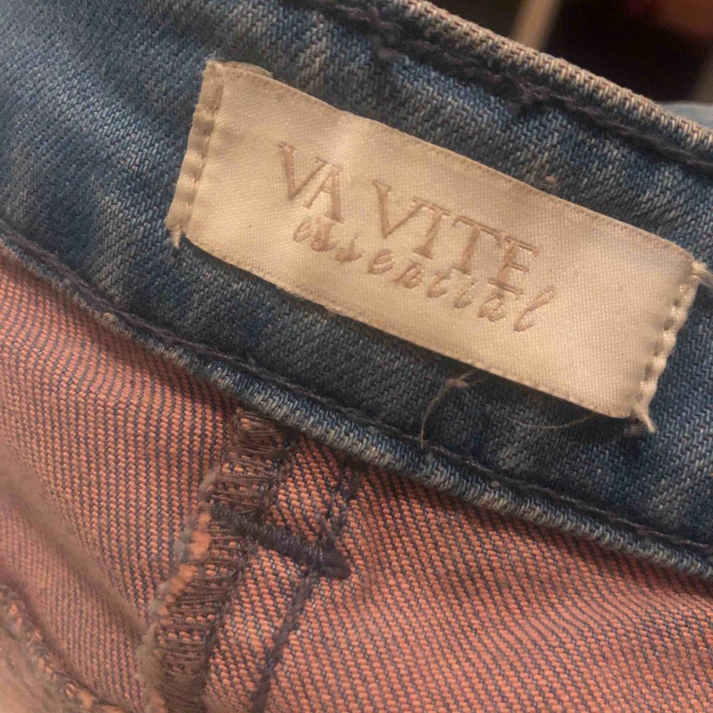 Ett par ljusa jeans från Va Vite. Passar mig som är 167cm. Aldrig använda. Köpare står för frakt. . Jeans & Byxor.
