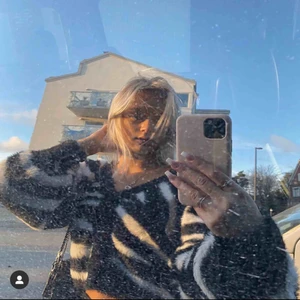 Kofta  - Oversized kofta med zebra mönster i storlek M.                                                  Köpt ifrån boozt, knappt använd. 