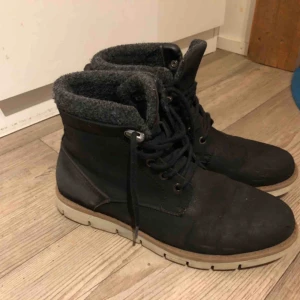  - Herr vår/höstsko fodrade. Anv men hela å fina. Anv endast 2 månader. Svarta