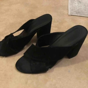  - Svarta låga klackar från NA-KD. Säljes pga för stora, knappt använda. Köparen står för frakt🌟