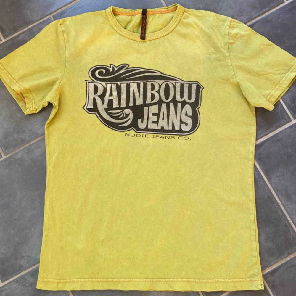 Vintage T-shirt från Nudie Jeans. Fint skick! (Något mer grön i verkligheten, kan skicka fler bilder :). T-shirts.