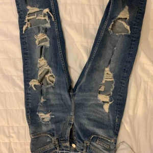  - Snygga mom jeans som är oanvända och håliga.