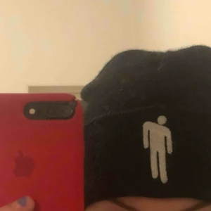  - Billie eilish merch mössa som jag köpt på hennes konsert förra året. Använd ett par gånger men så gott som ny, säljer pga jag lyssnar inte så mycket på henne längre.