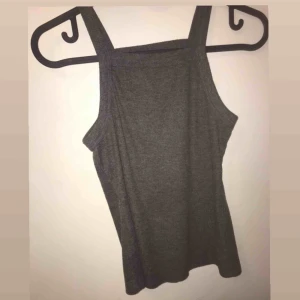  - Jätte fin grå linne i storlek s den är oanvänd och köpt utomlands och kan skicka flera bilder om du är intresserad☺️💕