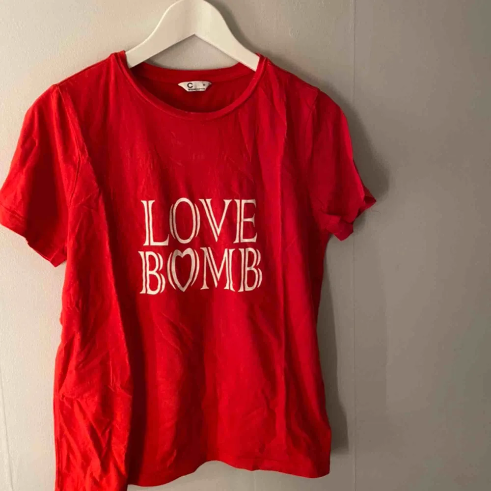 Snygg tshirt från cubus med texten ”love bomb”.. T-shirts.