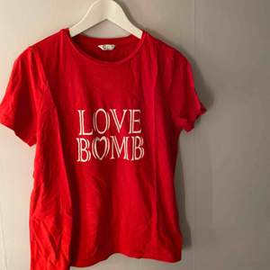 Snygg tshirt från cubus med texten ”love bomb”.