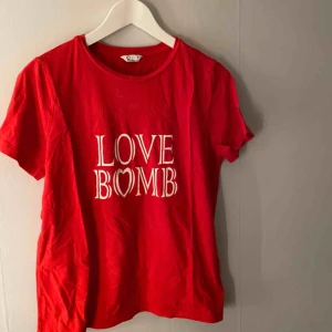  - Snygg tshirt från cubus med texten ”love bomb”.