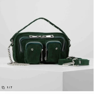  - En nunoo väska i modellen ”Helena CORDUROY”. Inköpt i höstas men använd Max tre gånger. Inga märken eller slitningar ser ut som ny. Möts gärna i Stockholm kan annars frakta. Hör av er om ni har frågor 