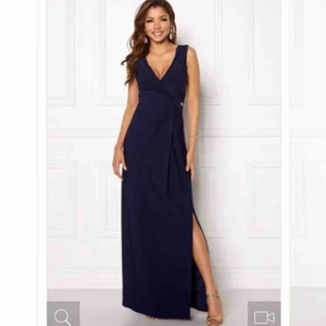  - Fin, enkel balklänning. Använd 1 gång för 2 år sedan. Din V-ringning med korsande tyg.