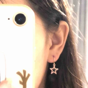  - stjärn öronhängen! Super fina öronhängen! dessa öronhängen är väldigt enkla, det känns inte som att han har på dom. metallen är väldigt tunn.❣️ tvättas såklart innan jag skickar!