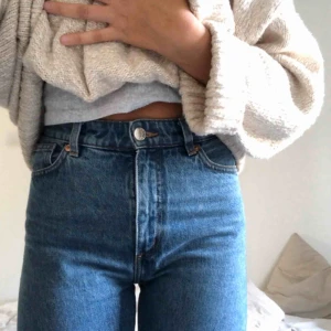  - Blåa jeans från monki, köparen står för frakten!