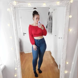 Röd långärmad tröja - Superfin långärmad croppad blus med puffarmar. Superfin! Endast använd 1gång. 💃