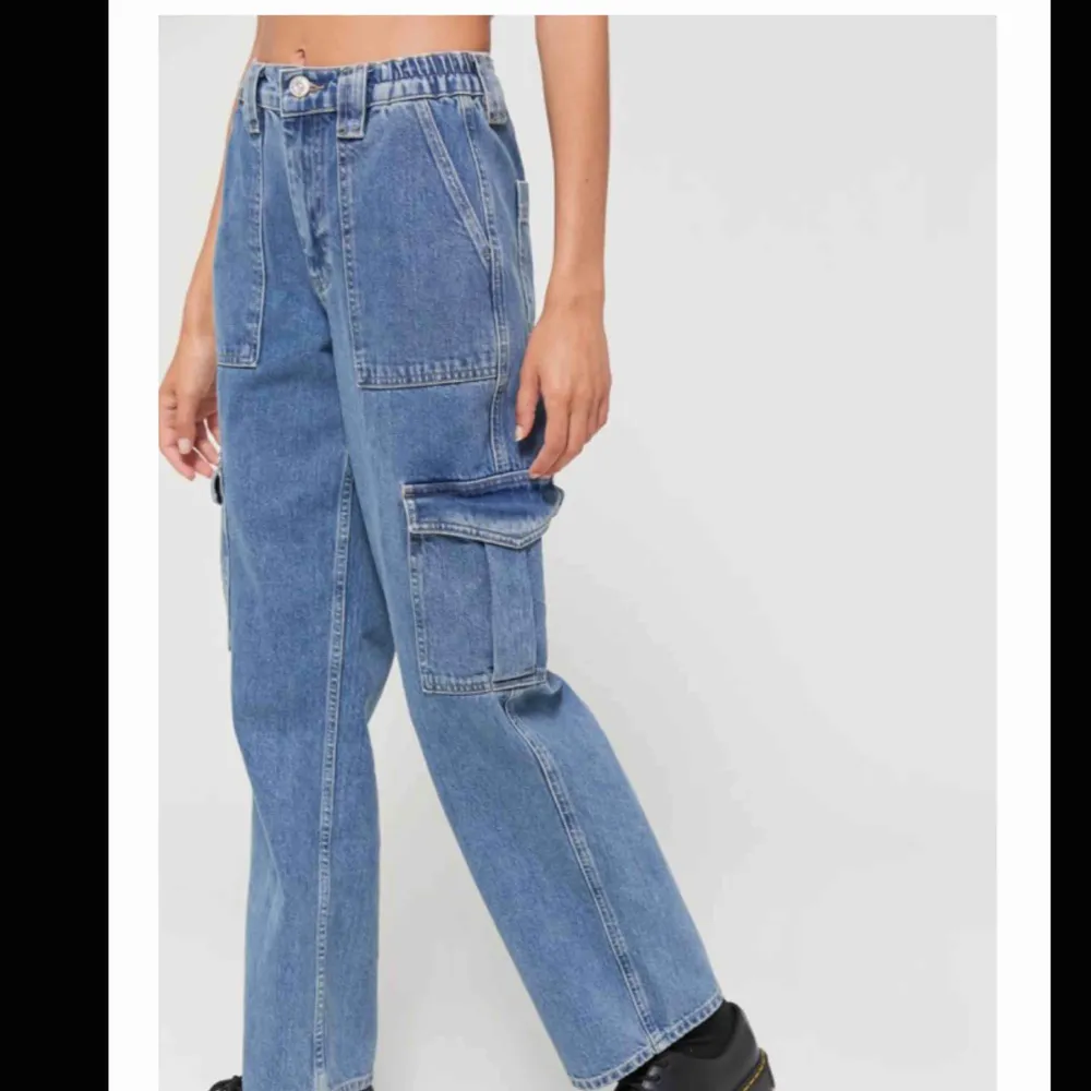 Helt oanvända jeans från Urban outfitters i storleken 24/32, köpta för 600kr. Jeans & Byxor.