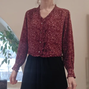 Röd blommig blus - Blommig blus i jättefint skick! Köpt i Japan. 