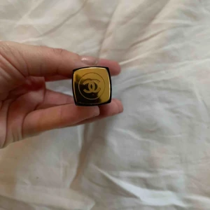  - Nästan ny chanel läppstift. Fin rosa färg. Frakt 25kr.