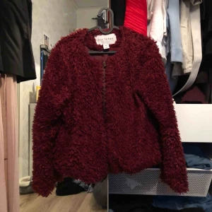 Jacka från nelly  - Riktigt mysig jacka från Nelly i storlek XS/S. Själva innefodret har spruckit lite i tyget på höger sidan (en liten del), men det är absolut inget som syns när jackan är på 😄