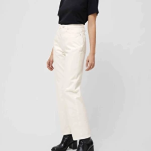  - Är någon intresserad av att köpa dessa suupercoola jeans från Weekday? Modellen ät row i storlek 24/30 och de är i väldigt bra skick. Egna bilder kan skcikas!💗