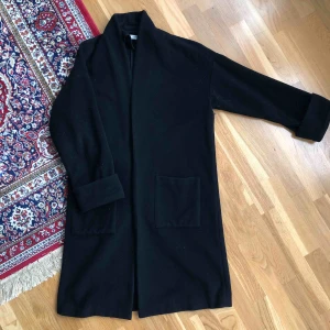  - Kappa lång till knäna från Weekday 🖤 köparen står för frakten!