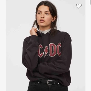  - säljer denhär hoodien från HM storlek S, köpt nyligen å den är som ny 👍🏻 