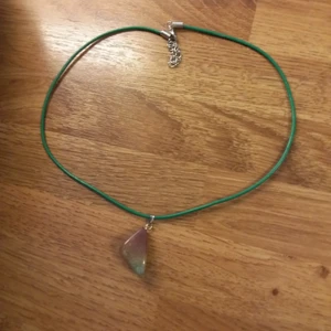  - Halsband med en sten i fina färger 