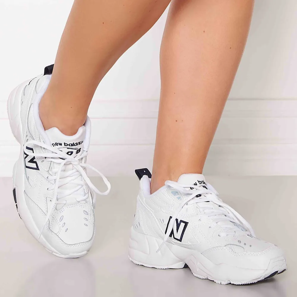 100% oanvänd vit sneakers från New Balance (kommer med paket) ✨  Ord.pris 900kr    PM för mer bilder!   Köparen står för frakt!. Skor.