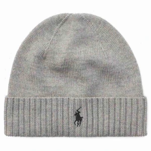 Grå ralph lauren mössa - Grå mössa från ralph lauren. Den kommer inte till användning längre så säljer därför men är väl använd innan. ❗️priset är inkl frakt ❗️