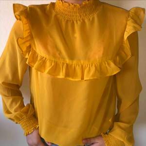 Säljer nu min söta gula blus från Gina tricot pga kommer ej till användning längre! Köpt för ett år sen och är som ny! Väldigt söt till sommarn! 