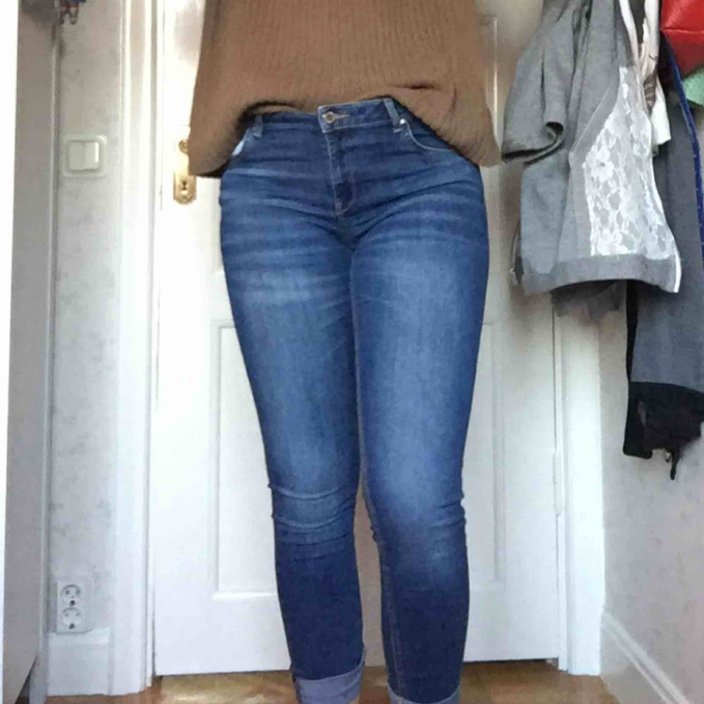 Bekväma Perfect Jeans från Gina Tricot! Bra basplagg. Specialpris: 2 par byxor för 150kr, 3 par för 220kr! ;))💗. Jeans & Byxor.