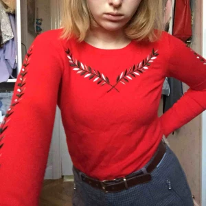  - Cool långärmad tröja med jättefint broderi! 