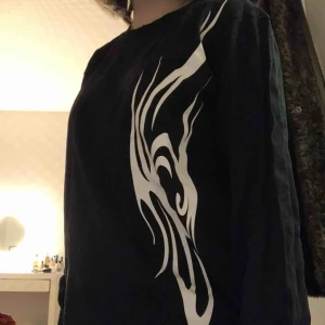  - Svart tröja köpt second hand för 200kr💜 Säljer pga använder ej, Du står för frakten annars möts jag i stockholm. 70kr vid snabb affär 🧚🏼‍♀️