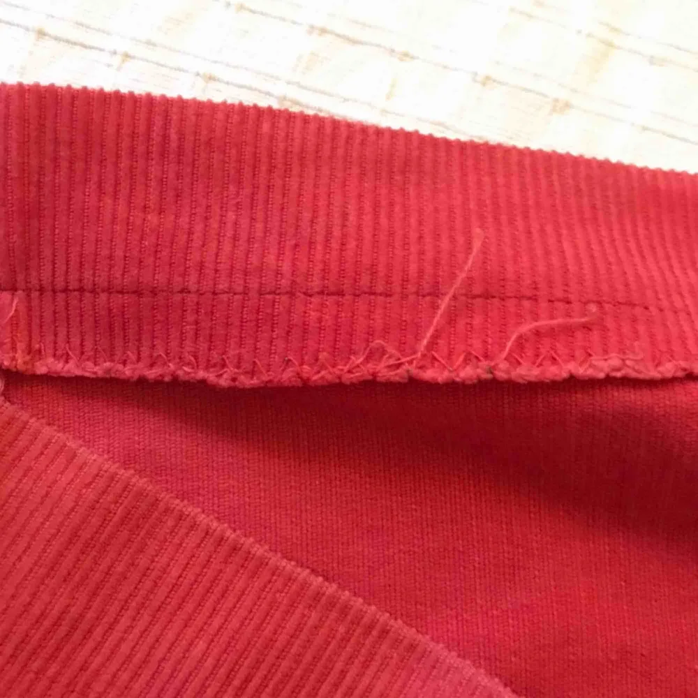 Fin röd Manchester kjol med dragkedja bak. Finns tyvärr ingen lapp så det står ej vart den är ifrån elr vilken storlek det är men den är ganska liten och tight så typ xs. Dock kan man göra den typ 5 cm längre för den är uppsydd ( syns på bild 2 ) . Kjolar.