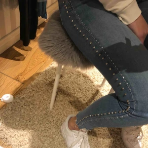  - Snygga Jeans från Zara använd 1 gång så nyskick. Diamanter på sidorna. Fler bilder finns. Frakt tillkommer 