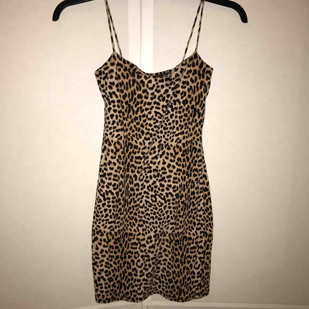 Superfin tight leopardmönstrad klänning från ginatricot🔥Går precis över knäna på mig som är 1,60! Aldrig använd, inga defekter. Säljs då den inte kommer till användning! Frakt 36kr. Klänningar.