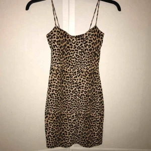 Leopardklänning xs  - Superfin tight leopardmönstrad klänning från ginatricot🔥Går precis över knäna på mig som är 1,60! Aldrig använd, inga defekter. Säljs då den inte kommer till användning! Frakt 36kr
