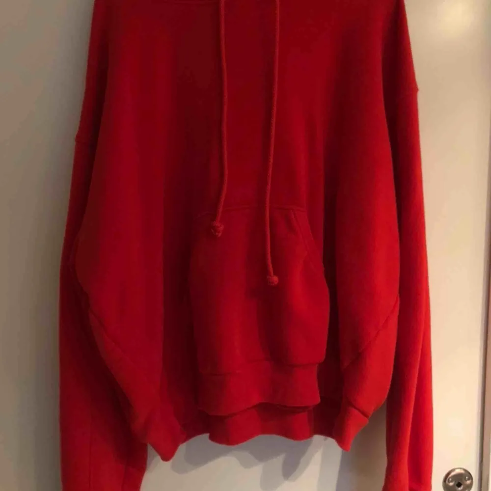 (Inkl frakt)Jättemysig röd oversized hoodie från weekday. Endast använda enstaka gånger.❤️. Hoodies.