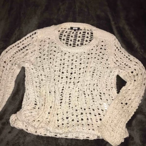  - Superfin luftig stickad tröja från bikbok i stl S, funkar för en XS också! Frakt inräknat i priset💕