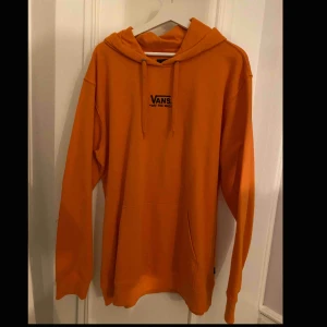  - Snygg hoodie från vans. Storlek XL. använt väldig lite och är i Good skick. 