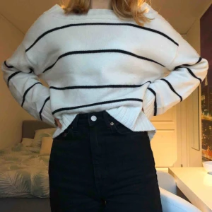  - Stickad tröja från hm, köpt förra vintern. Väldigt sällan använd. Kan även ha den off shoulder. Sticks inte. 