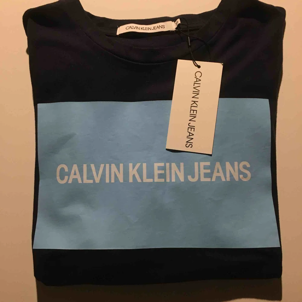 Calvin Klein Jeans tröja som är helt ny med tags. Sitter lite större än Xs.   - Frakt tillkommer för köparen (30kr) . T-shirts.