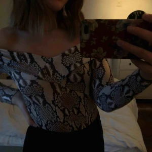  - En så snygg body med off shoulder armar och orm-mönster! Perfekt till fest💃🏽 Köpt på Boohoo och är i storlek 34. Frakt tillkommer och betalning sker via swish.