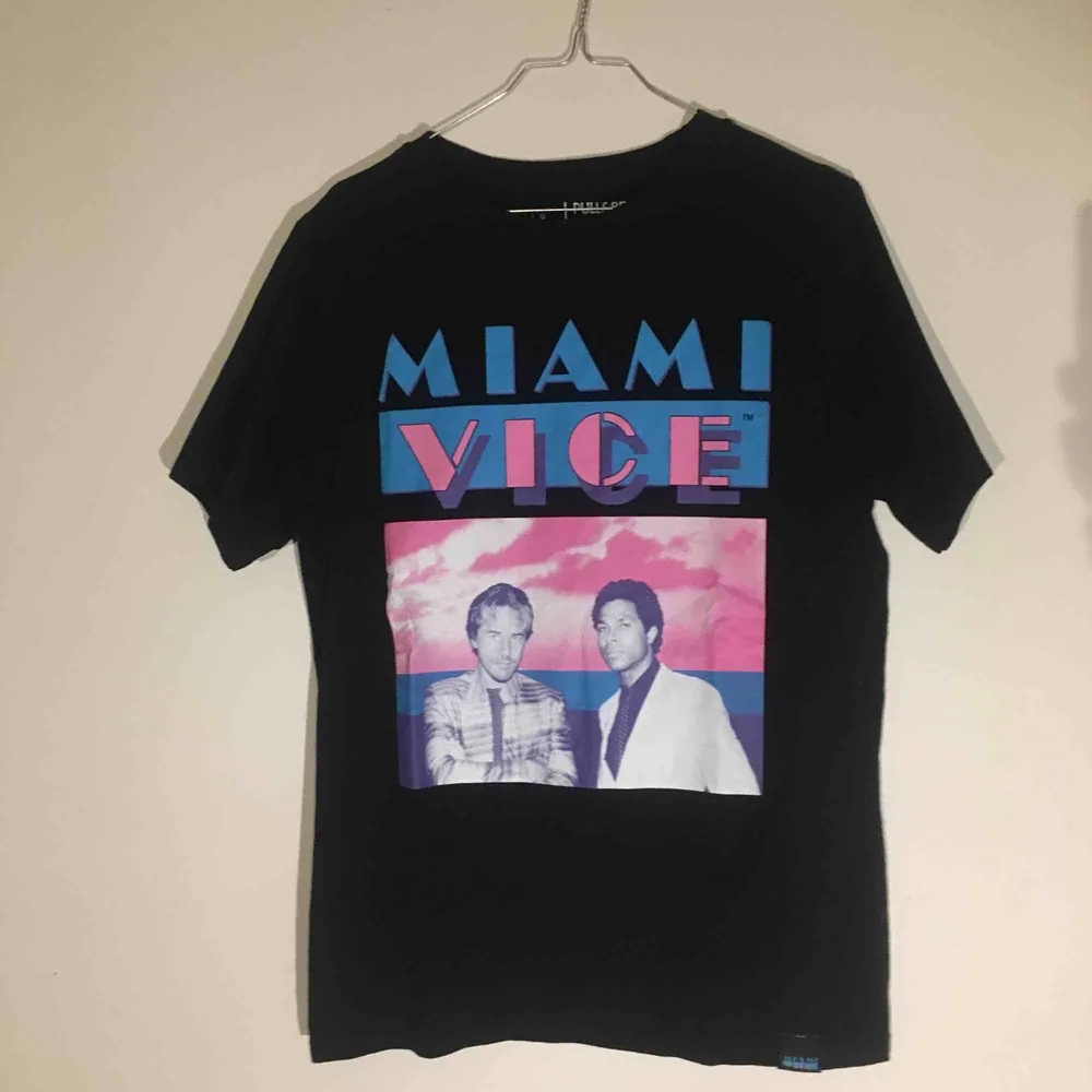 Miami vice tröja från Pull and bear. Har aldrig använt den så den är mer eller mindre ny. Skulle säga den är en lite större Xs, snarare än S.  - Frakt tillkommer för köparen (30kr).. T-shirts.