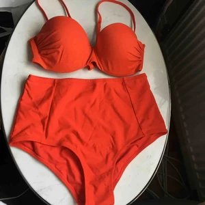  - Snyggaste bikinin köpt i Italien✨ Kupan är som 75 C och trosorna medium. Överdelen går att reglera storlek i ryggen och axelbanden. Axelbanden går även att ta bort eller styla på annat sätt. Hör gärna av er om ni har frågor ❤️ Trosa såld 