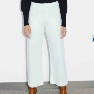  - Säljer dessa högmidjade raka vita jeansen från zara. Prislappen finns kvar då dom ej kommit till nån användning. Sitter väldigt bra i rumpan💕