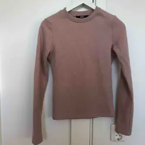 En fin ljusrosa ribbad tröja från bikbok i storlek XS (stor i storleken)