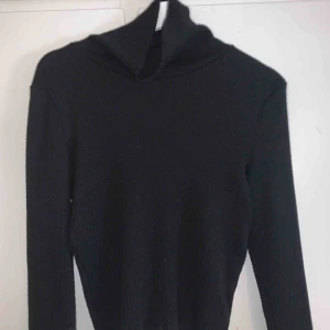  - Svart ribbad polotröja från Bik Bok! Köparen står för frakten😊
