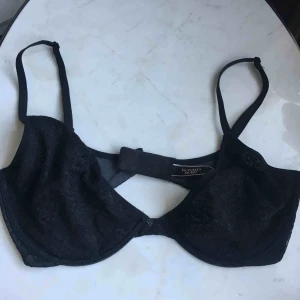  - Så snygg bh från Victoria Secret. Spets med bygel, axelband går att reglera till halterneck bh. Passar mer storlek D-E  ✨🌸