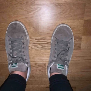  - Puma suede i grå, använda men i bra skick. Säljer för jag inte använder dem längre, men jättefina! 300 kr + frakt 🥰