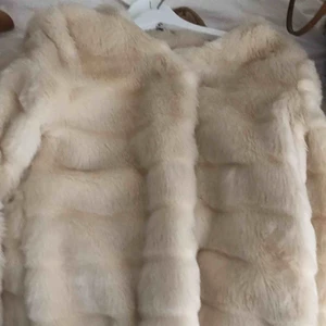  - Päls från Paris i färgen sand